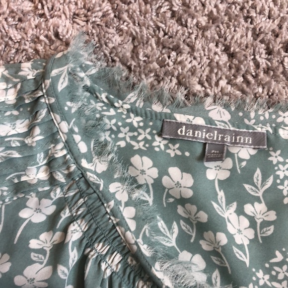 💙 Daniel Rainn Bernal Split Neck / Stitch Fix / MP 💙 - Picture 2 of 2